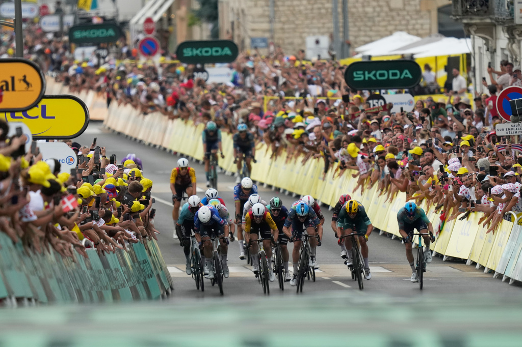 Riders sprint to the finish line of the twelfth stage of the Tour de France cycling race with start in Circuit Nevers Magny-Cours and finish in Chalon-sur-Saone, France, Thursday, July 16, 2026. (AP Photo/Mosa'ab Elshamy)