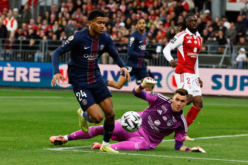 PSG's Senny Mayulu, left, dribbles past Brest's goalkeeper Radoslaw Majecki during the French League One soccer match between Brest and Paris Saint Germain in Brest, France, Saturday, Oct. 25, 2025. (AP Photo/Jeremias Gonzalez)
