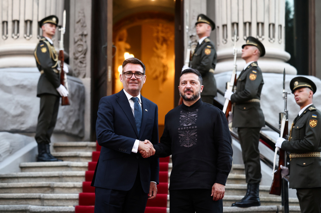 Ukraine's President Volodymyr Zelenskyy welcomes and shakes hands with Britain's Prime Minister Andy Burnham upon his arrival at Horodetskyi House ahead of their bilateral meeting in Kyiv, Monday, Aug. 24, 2026. (Henry Nicholls/Pool Photo via AP)