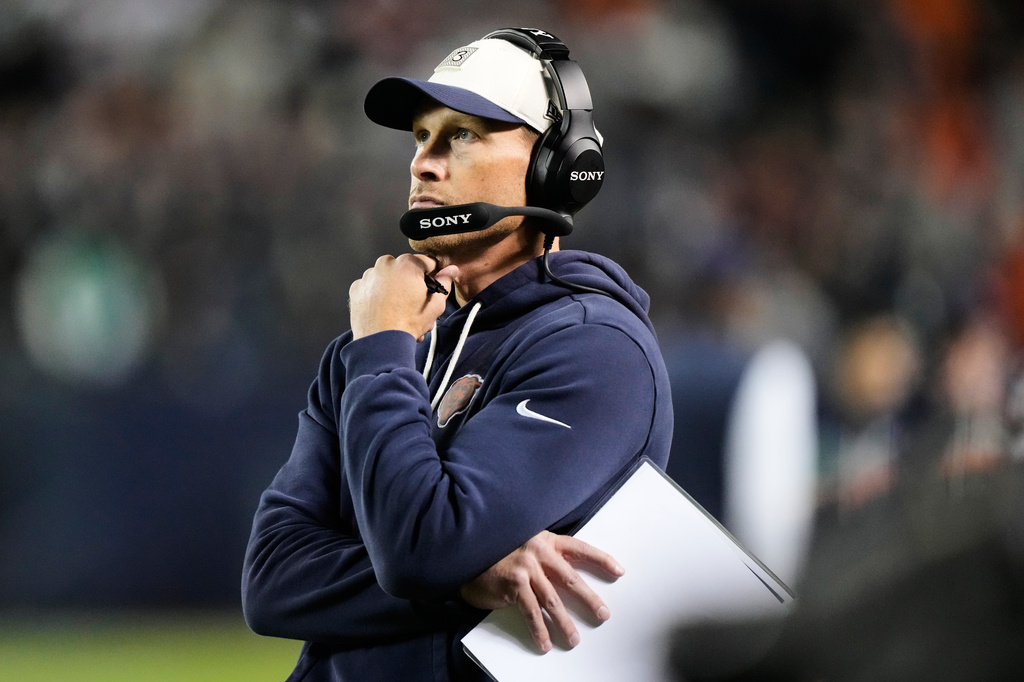 Chicago Bears head coach Ben Johnson watches play from the sideline during the second half of an NFL football game against the Philadelphia Eagles in Chicago, Monday, Sept. 28, 2026. (AP Photo/Nam Y. Huh)