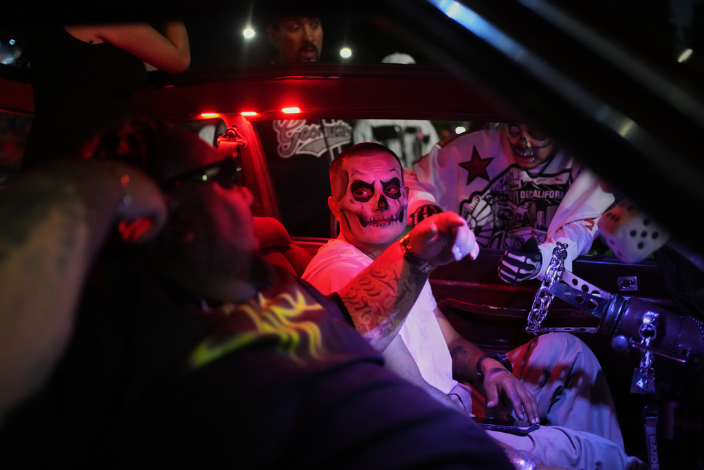 People take part in the annual Day of the Dead Catrina parade in Mexico City, Sunday, Oct. 26, 2025. (AP Photo/Claudia Rosel)