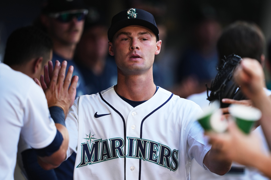 Seattle Mariners starting pitcher Kade Anderson is greeted in the dugout after facing the Chicago Cubs in the first inning of his major league debut in a baseball game, Saturday, Aug. 22, 2026, in Seattle. (AP Photo/Lindsey Wasson)