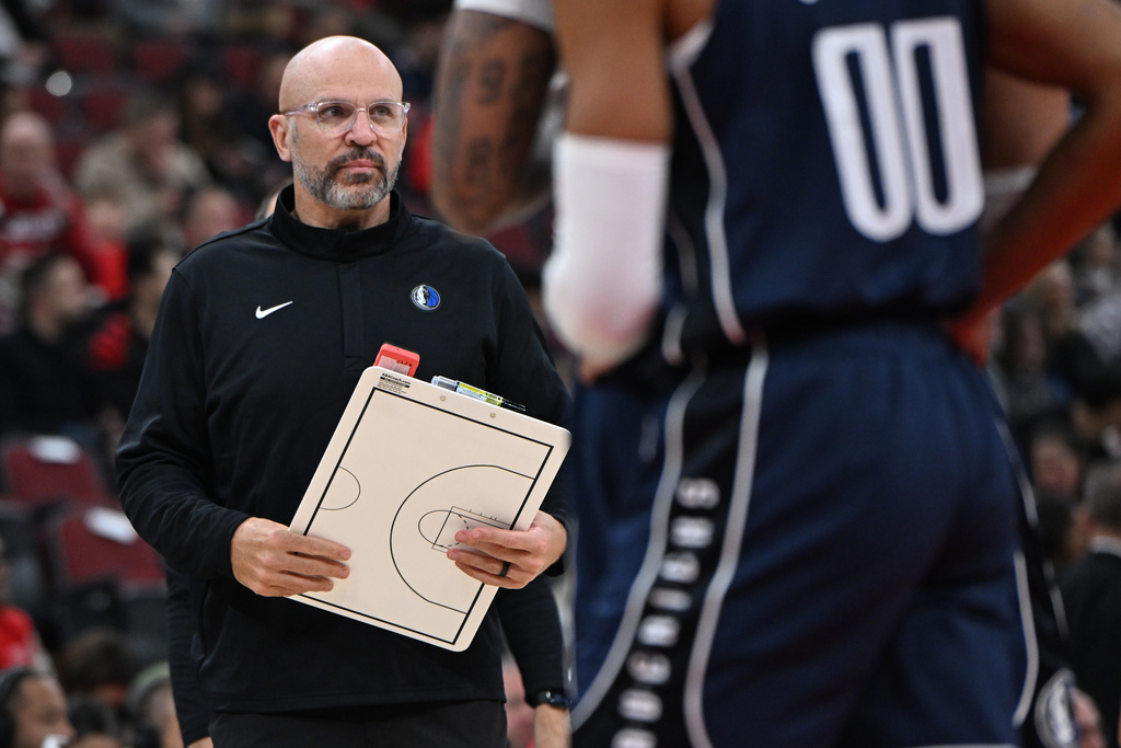 Dallas Mavericks head coach Jason Kidd looks on before being ejected during the first half of an NBA basketball game against the Chicago Bulls, Saturday, Jan. 10, 2026, in Chicago. (AP Photo/Paul Beaty)
