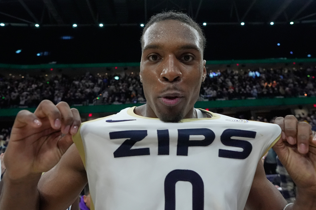 Akron forward Amani Lyles (0) celebrates after Akron defeated Toledo in an NCAA college basketball game in the championship of the Mid-American Conference tournament, Saturday, March 14, 2026, in Cleveland. (AP Photo/Sue Ogrocki)