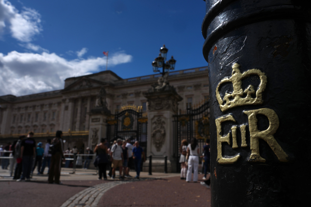 Tourists walk at Buckingham Palace in London, Thursday, Aug. 20, 2026. (AP Photo/Kin Cheung)