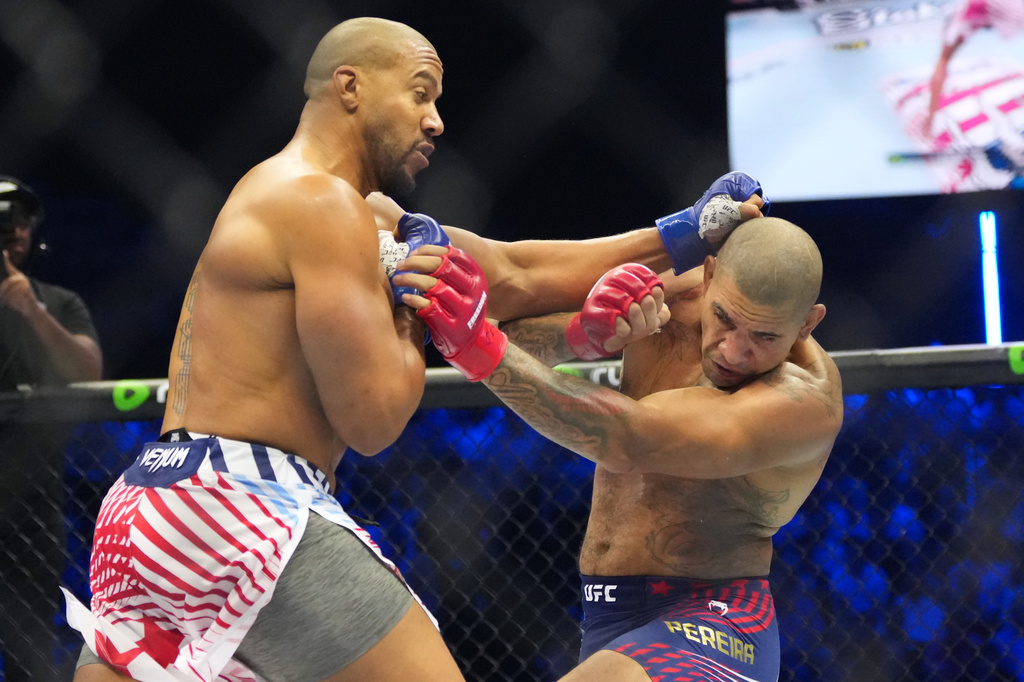 Alex Pereira, right, fights Ciryl Gane during their interim heavyweight title bout at UFC Freedom 250 on the South Lawn of the White House, Monday, June 15, 2026, in Washington. (AP Photo/Alex Brandon)
