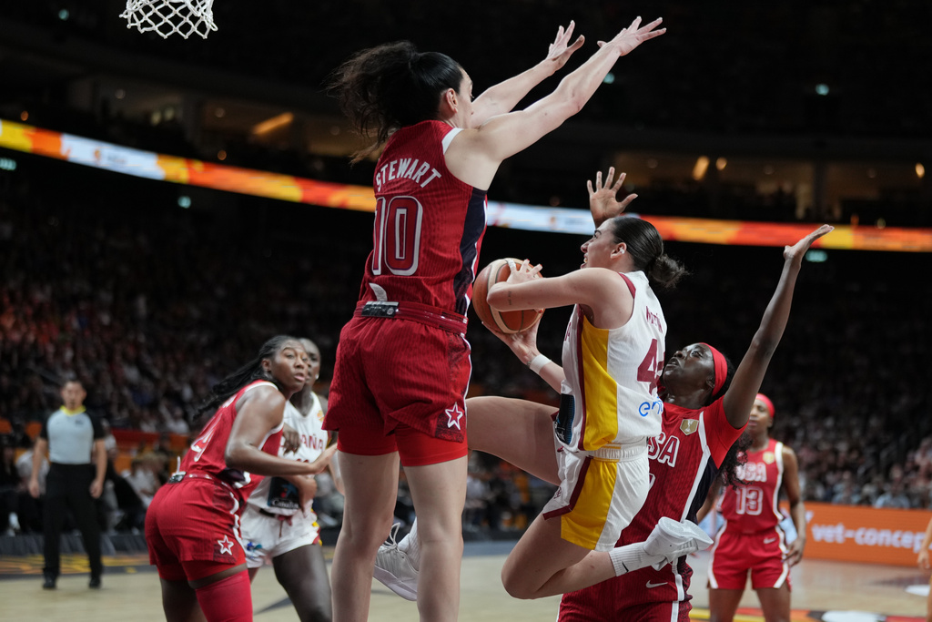 Breanna Stewart, of the United States, guards Spain's Iyana Martín during the Women's Basketball World Cup semifinal match between the United States and Spain in Berlin, Saturday, Sept. 12, 2026. (AP Photo/Ebrahim Noroozi)