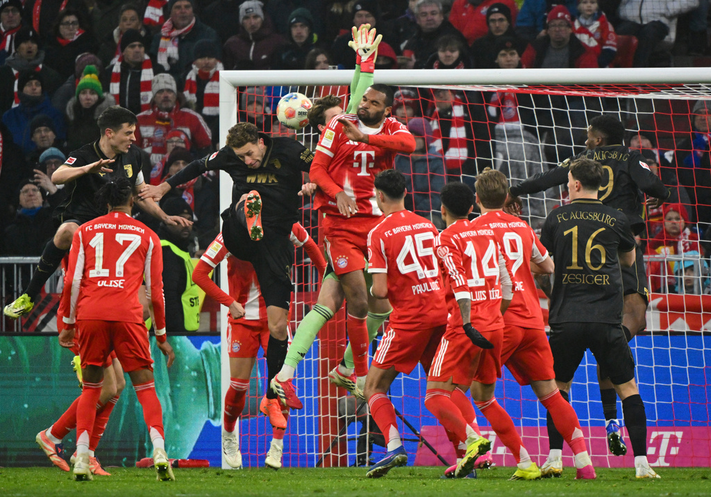Augsburg's Arthur Chaves, 3rd left, scores their first goal of the game during the German Bundesliga soccer match between Bayern Munich and FC Augsburg in Munich, Saturday, Jan. 24, 2026. (Peter Kneffel/dpa via AP)