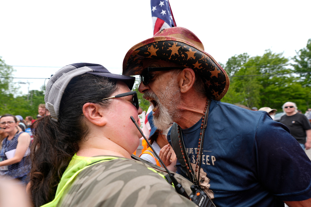 Un contramanifestante le grita a una voluntaria que prestaba seguridad durante una protesta cerca de un centro del Servicio de Inmigración y Control de Aduanas de Estados Unidos, en Scarborough, Maine, el martes 14 de julio de 2026, un día después de un tiroteo en el que murió el colombiano Johan Sebastián Durán Guerrero. (AP Foto/Robert F. Bukaty)
