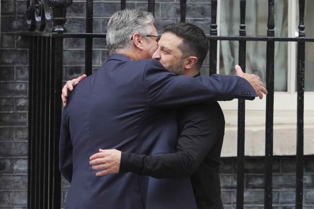 Britain's Prime Minister Keir Starmer, left, welcomes Ukraine's President Volodymyr Zelenskyy to Downing Street in London, Thursday, Aug. 14, 2025. (AP Photo/Kirsty Wigglesworth)
