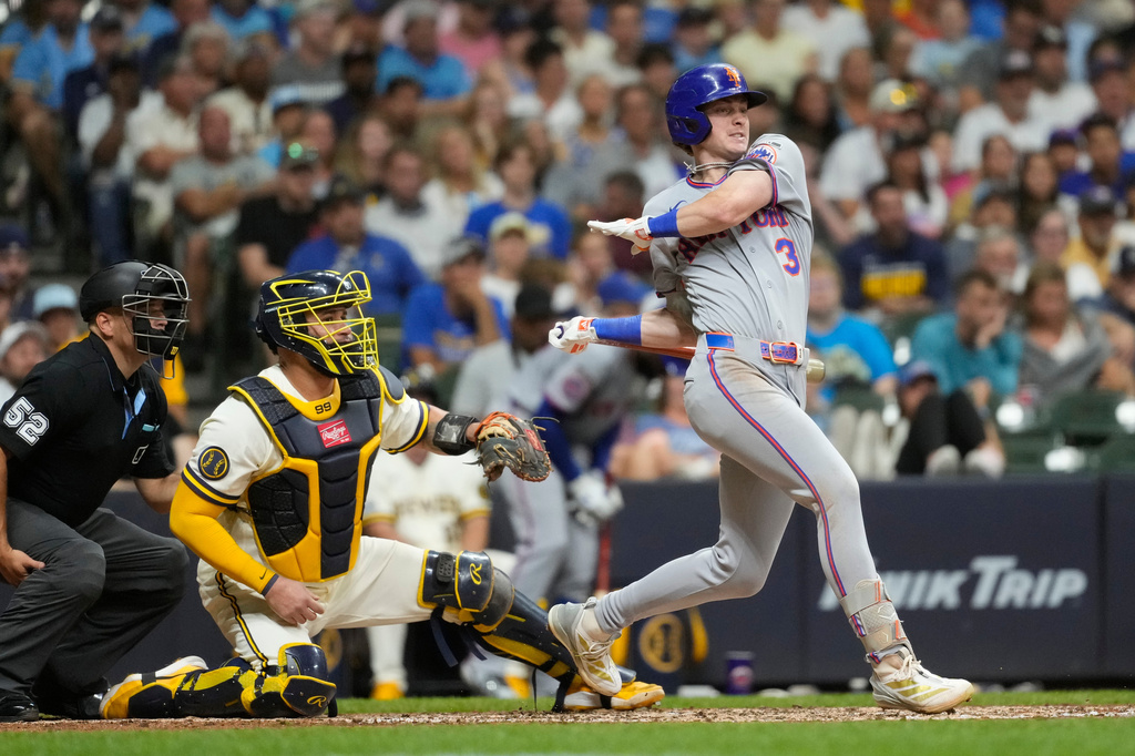 New York Mets' Carson Benge hits a two-run single during the fifth inning of a baseball game against the Milwaukee Brewers, Tuesday, July 21, 2026, in Milwaukee. (AP Photo/Aaron Gash)