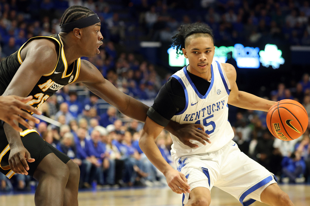 FILE - Kentucky's Jaland Lowe, right, looks for an opening on Missouri's Mark Mitchell, left, during the second half of an NCAA college basketball game in Lexington, Ky., Jan. 7, 2026. (AP Photo/James Crisp, File)