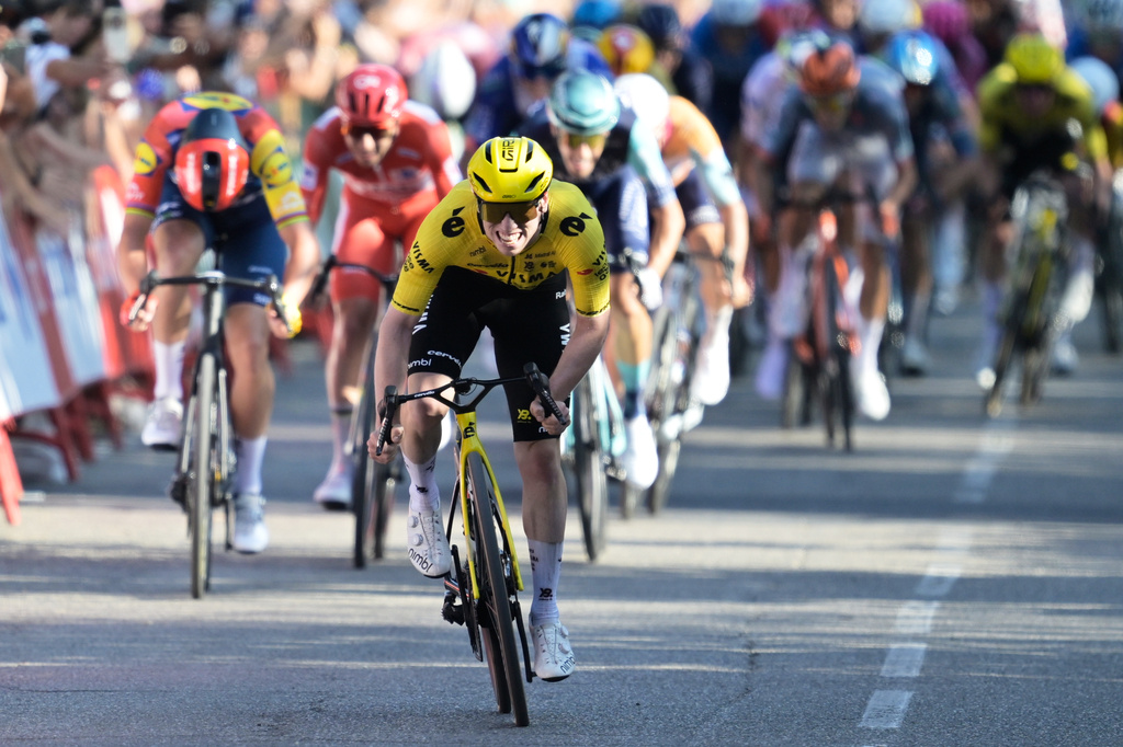 Britain's Matthew Brennan sprints to win the second stage of the La Vuelta cycling race, with start in Monaco and finish in Manosque, France, Sunday, Aug. 23, 2026. (AP Photo/Philippe Magoni)