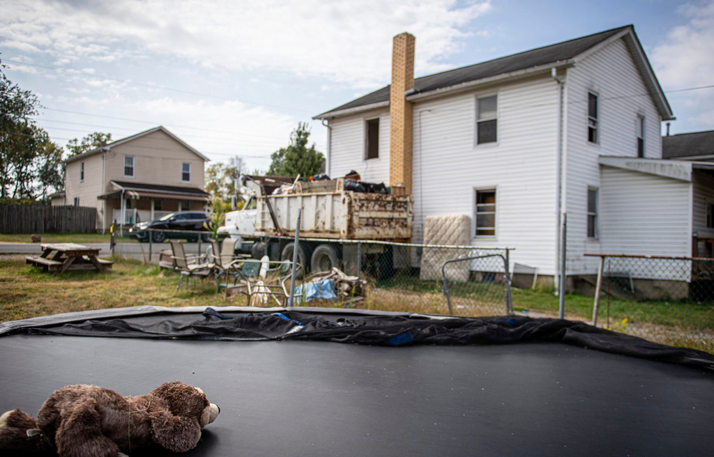 CORRECTS DATE: The exterior of a house is shown in the Freeport area of Pa., Friday, Sept. 19, 2025 where Jessica Marie Mauthe, the woman facing a charge of homicide and multiple counts of abuse of a corpse lived. (Massoud Hossaini/Pittsburgh Tribune-Review via AP)