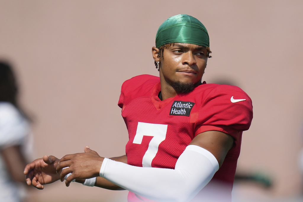 New York Jets' quarterback Justin Fields stretches during a joint NFL football practice with the New York Giants in East Rutherford, N.J., Wednesday, Aug. 13, 2025. (AP Photo/Seth Wenig)