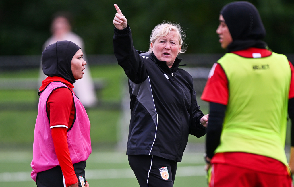 Afghan women's soccer team head coach Pauline Hamill, center, gestures to players during a training session in Auckland, New Zealand, Tuesday, June 2, 2026. (Andrew Cornaga/Photosport via AP)