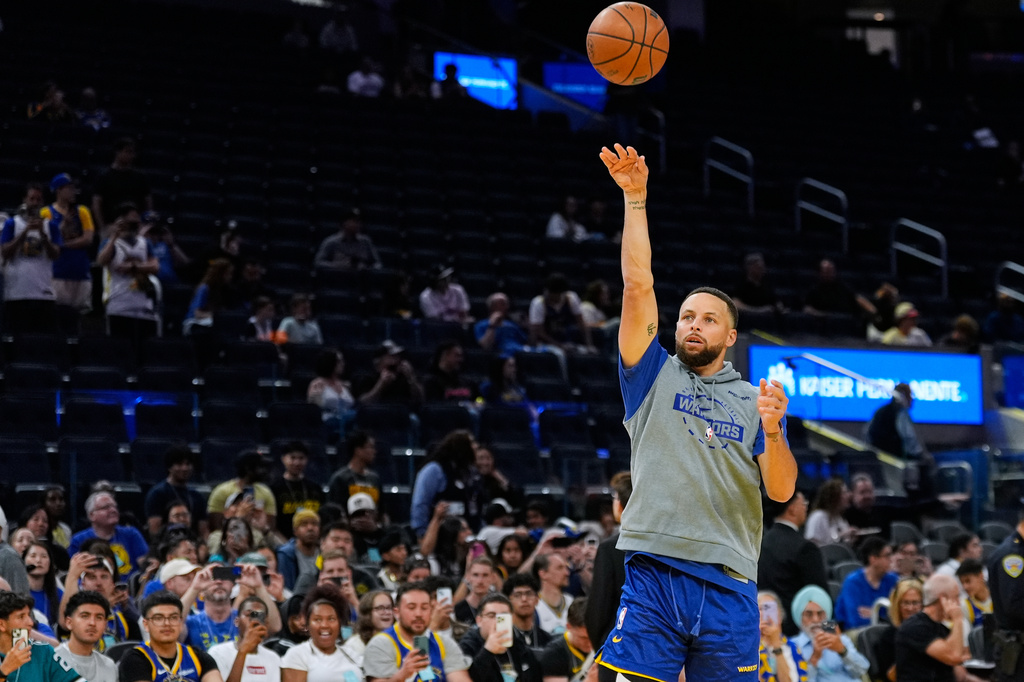 Golden State Warriors guard Stephen Curry warms up before an NBA basketball game against the Houston Rockets, Sunday, April 5, 2026, in San Francisco. (AP Photo/Godofredo A. Vásquez)