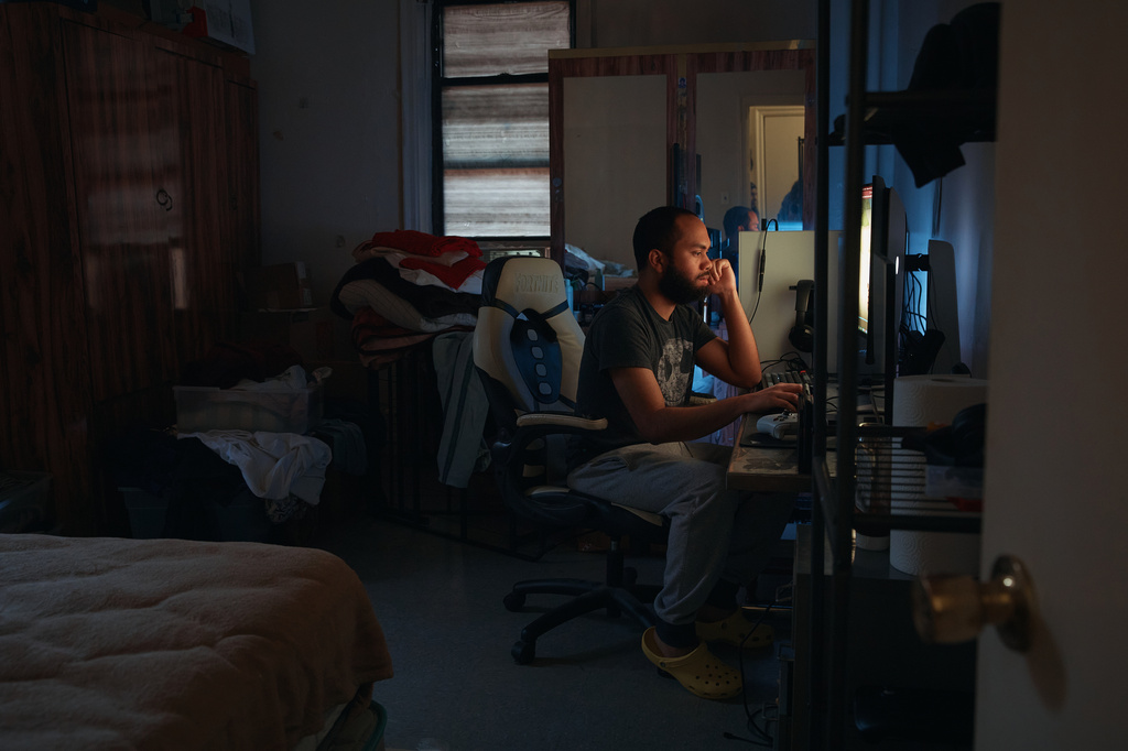 Marina Quiroz's son uses his computer in an apartment building where tenants report maintenance issues and pest infestations, in the Bronx borough of New York, Tuesday, March 17, 2026. (AP Photo/Andres Kudacki)