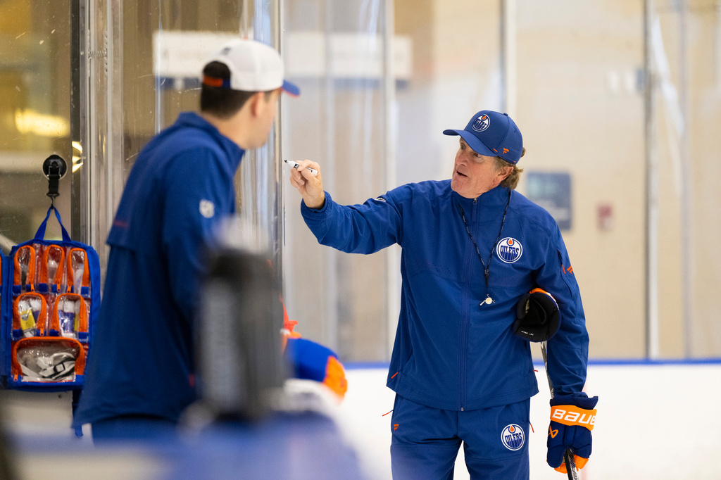 Edmonton Oilers head Coach Mike Babcock gives instruction during the NHL hockey team's training camp in Edmonton, Alberta, Thursday, Sept. 17, 2026. (John Ulan/The Canadian Press via AP)