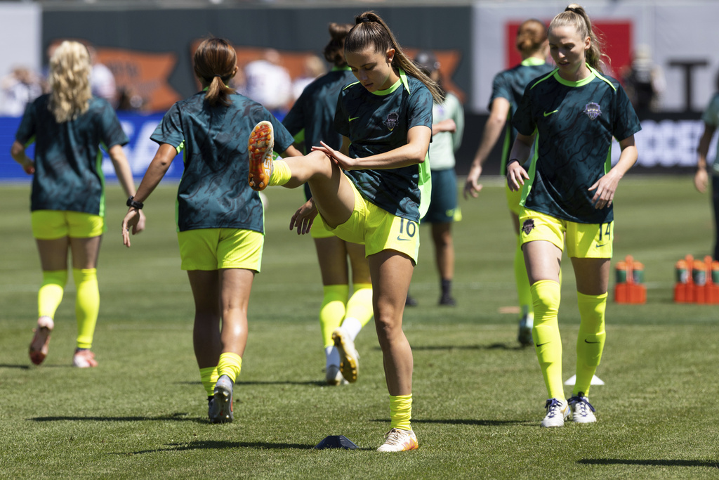 Washington Spirit midfielder Courtney Brown warms up before a NWSL soccer match against Bay FC on Saturday, Aug. 23, 2025, in San Francisco. (AP Photo/Benjamin Fanjoy)