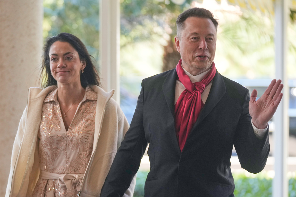 Elon Musk and Shivon Zillis arrive at The Mar-a-Lago Club, Sunday, Feb. 1, 2026, in Palm Beach, Fla., to attend the wedding of White House deputy chief of staff Dan Scavino and Erin Elmore, the director of Art in Embassies at the U.S. Department of State. (AP Photo/Mark Schiefelbein)