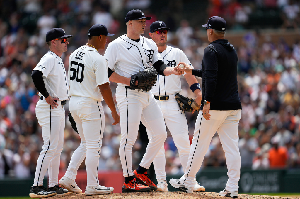 El mánager de los Tigres de Detroit, A.J. Hinch (a la derecha), le quita la pelota al lanzador Tarik Skubal durante la séptima entrada de un partido de béisbol contra los Orioles de Baltimore, el miércoles 29 de julio de 2026, en Detroit. (Foto AP/Paul Sancya)