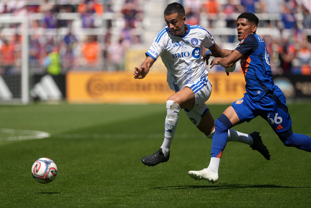 CF Montréal midfielder Iván Jaime, left, dribbles on goal as FC Cincinnati forward Ender Echenique, right, defends during the first half of an MLS soccer match, Sunday, March 22, 2026, in Cincinnati. (AP Photo/Kareem Elgazzar)