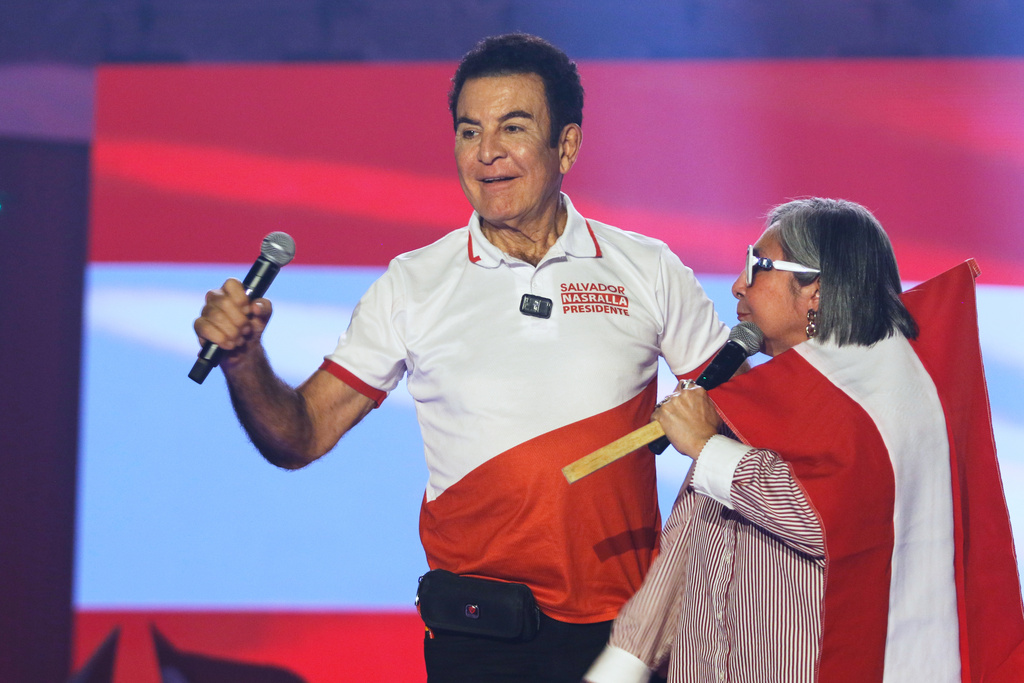 Salvador Nasralla, the Liberal Party's presidential candidate, holds his campaign's closing event in San Pedro Sula, Honduras, Sunday, Nov. 23, 2025. (AP Photo/Delmer Martinez)