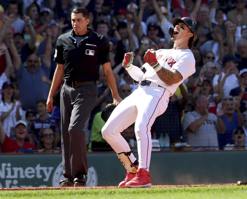 Boston Red Sox's Jarren Duran reacts after hitting a three-run in field home run during the fifth inning of a baseball game against the Pittsburgh Pirates, Sunday, Aug. 31, 2025, in Boston. (AP Photo/Mark Stockwell)