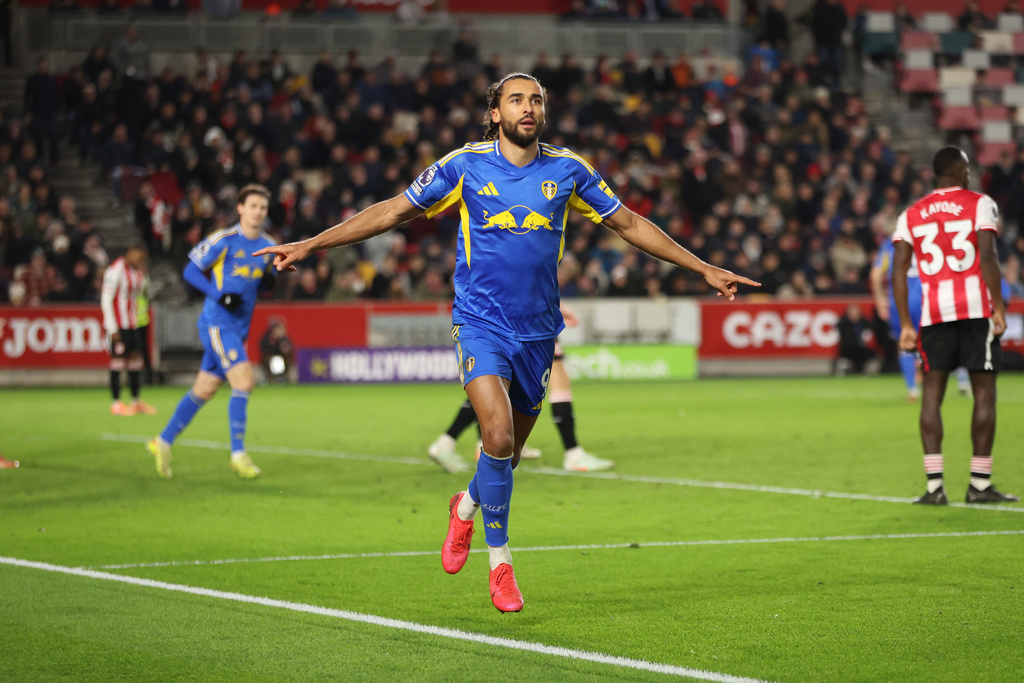 Leeds United's Dominic Calvert-Lewin celebrates scoring their side's first goal of the game, during the English Premier League soccer match between Brentford and Leeds United, at the Gtech Community Stadium, in London, Sunday, Dec. 14, 2025. (Steven Paston/PA via AP)
