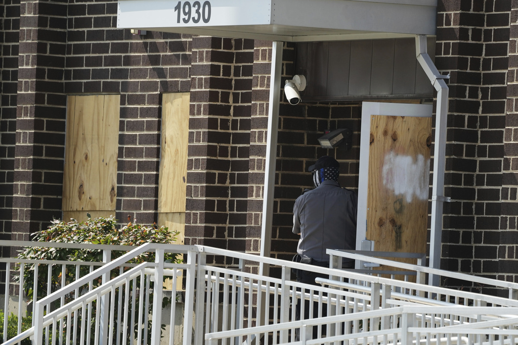 A security guard looks around outside ICE (U.S. Immigration and Customs Enforcement) processing facility in the Chicago suburb of Broadview, Ill., Wednesday, Sept. 17, 2025. (AP Photo/Nam Y. Huh)