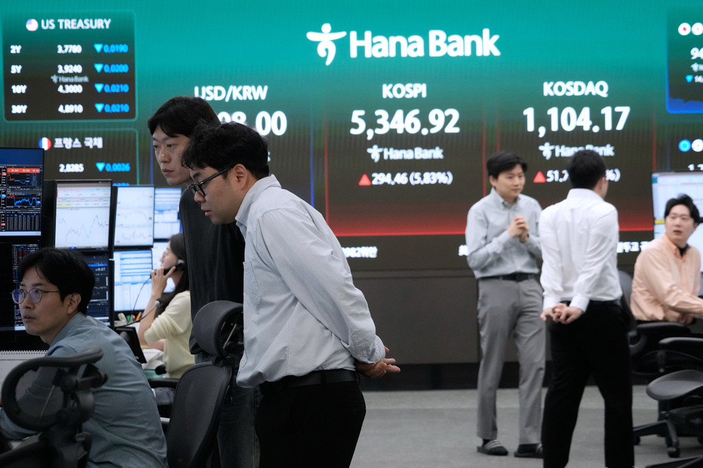 Currency traders work at the foreign exchange dealing room of the Hana Bank headquarters in Seoul, South Korea, Wednesday, April 1, 2026. (AP Photo/Ahn Young-joon)