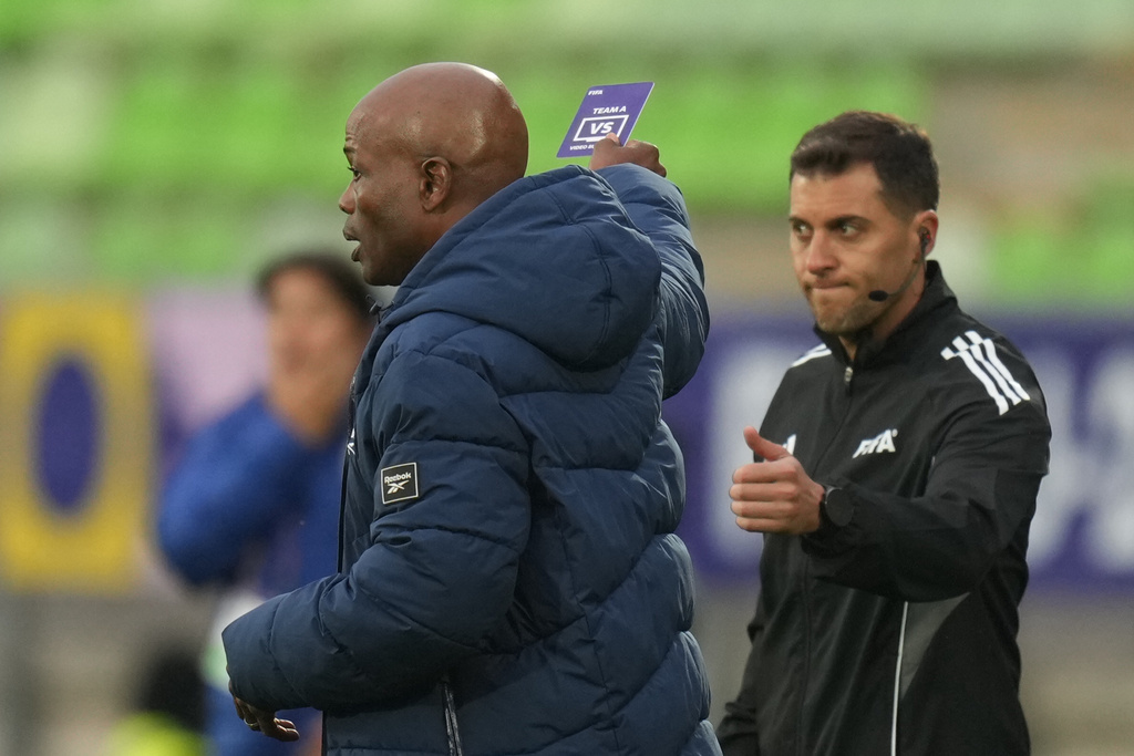 Panama's coach Jorge Dely holds out a blue card to request VAR revision, during a FIFA U-20 World Cup Group B soccer match against South Korea at Elias Figueroa Brander stadium in Valparaiso, Chile, Friday, Oct. 3, 2025. (AP Photo/Andre Penner)