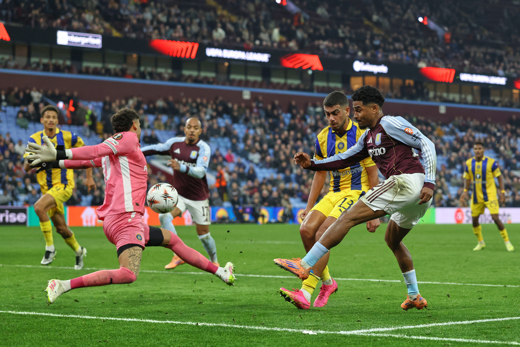 Aston Villa's Ian Maatsen, right, scores his side's opening goal during the Europa League soccer match between Aston Villa and Maccabi Tel Aviv in Birmingham, England, Thursday, Nov. 6, 2025. (AP Photo/Darren Staples)