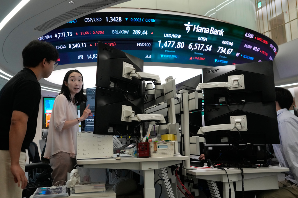 Currency traders work at the foreign exchange dealing room of the Hana Bank headquarters in Seoul, South Korea, Tuesday, July 21, 2026. (AP Photo/Ahn Young-joon)