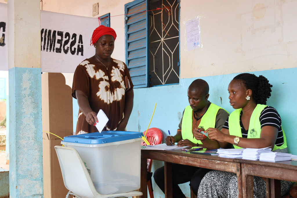 A voter casts her ballot during a referendum on granting new presidential powers, in Bissau, Guinea Bissau, Sunday, Aug. 30, 2026. (AP Photo/Darcicio Barbosa)