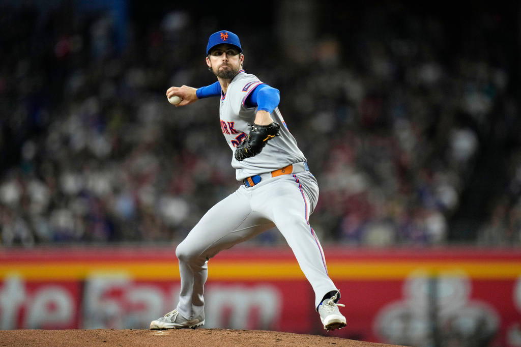 New York Mets starting pitcher Clay Holmes throws against the Arizona Diamondbacks during the first inning of a baseball game, Saturday, May 9, 2026, in Phoenix. (AP Photo/Ross D. Franklin)