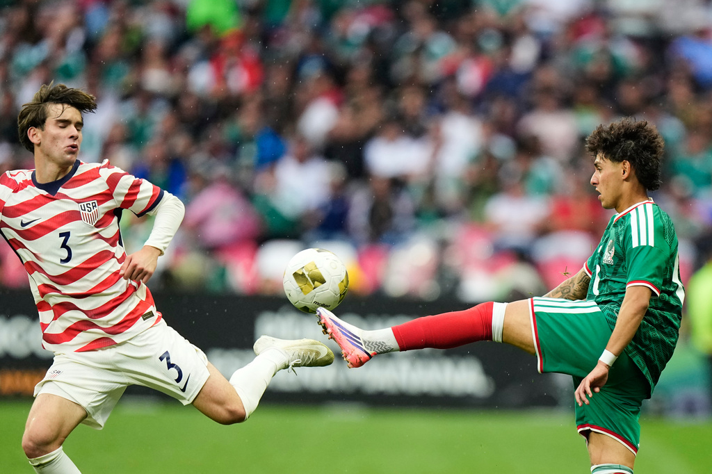 Mexico's Santiago Sandoval, right, and the United States' Joshua Torquato battle for the ball during the CONCACAF U-20 final soccer match in Mexico City, Sunday, Aug. 9, 2026. (AP Photo/Fernando Llano)