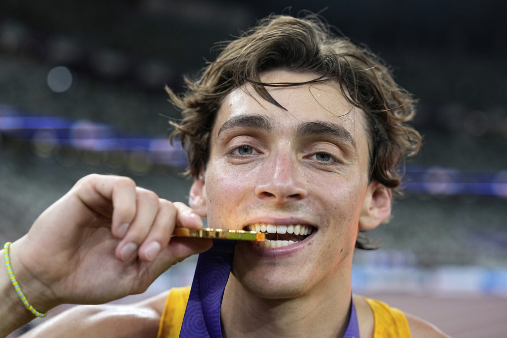 Sweden's Armand Duplantis poses after winning the gold medal in the men's pole vault final at the World Athletics Championships in Tokyo, Monday, Sept. 15, 2025. (AP Photo/Matthias Schrader)