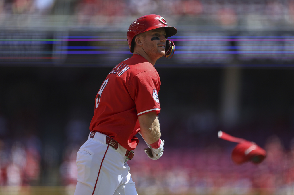 Cincinnati Reds' Matt McLain tosses his elbow guard after drawing a walk from St. Louis Cardinals pitcher Andre Pallante in the second inning of a baseball game, Sunday, Aug. 31, 2025, in Cincinnati. (AP Photo/Abdoul Sow)