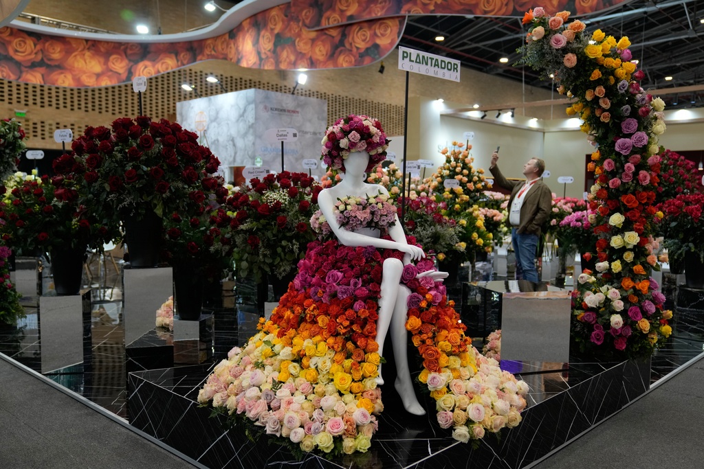 A mannequin wears a dress made out of flowers at Proflora, a biennial fair showcasing international floral trends, in Bogota, Colombia, Wednesday, Oct. 1, 2025. (AP Photo/Fernando Vergara)