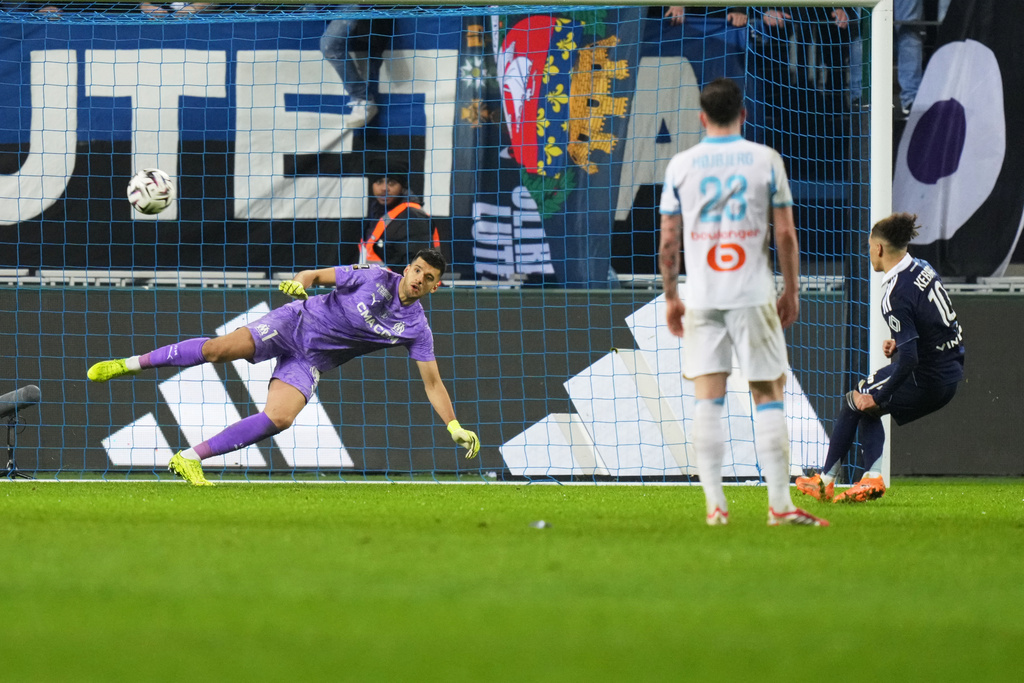 Paris FC's Ilan Kebbal, right, scores his side's 2nd goal from the penalty spot during the French League One soccer match between Paris FC and Marseille in Paris, Saturday, Jan. 31, 2026. (AP Photo/Thibault Camus)