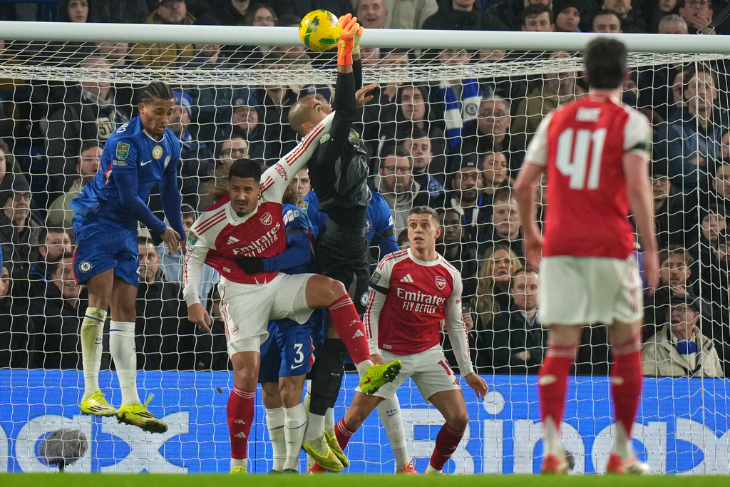 Chelsea's goalkeeper Robert Sanchez, center, tries to catch the ball during the English League Cup semifinal first leg soccer match between Chelsea and Arsenal in London, Wednesday, Jan. 14, 2026. (AP Photo/Alastair Grant)