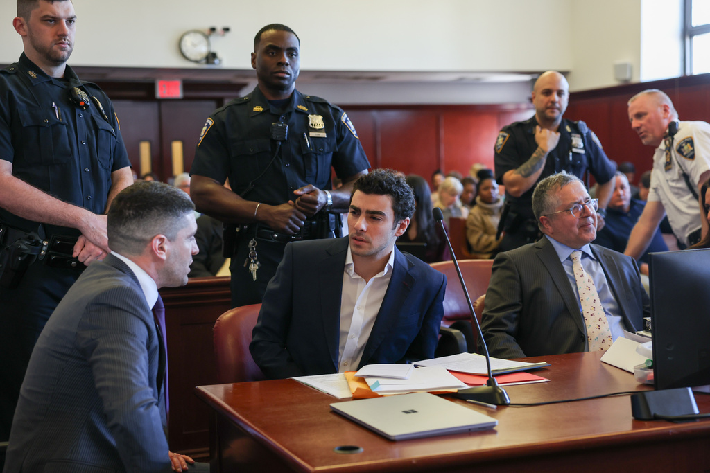 Luigi Mangione appears in Manhattan Criminal Court for an evidence hearing, Thursday , Dec. 18, 2025, in New York. (Shannon Stapleton/Pool Photo via AP)