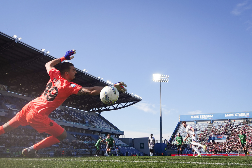 Cagliari's Sebastiano Esposito scores their side's first goal of the game during the Serie A soccer match between Sassuolo and Cagliari in Reggio Emilia, Italy, Saturday, April 4, 2026. (Massimo Paolone/LaPresse via AP)