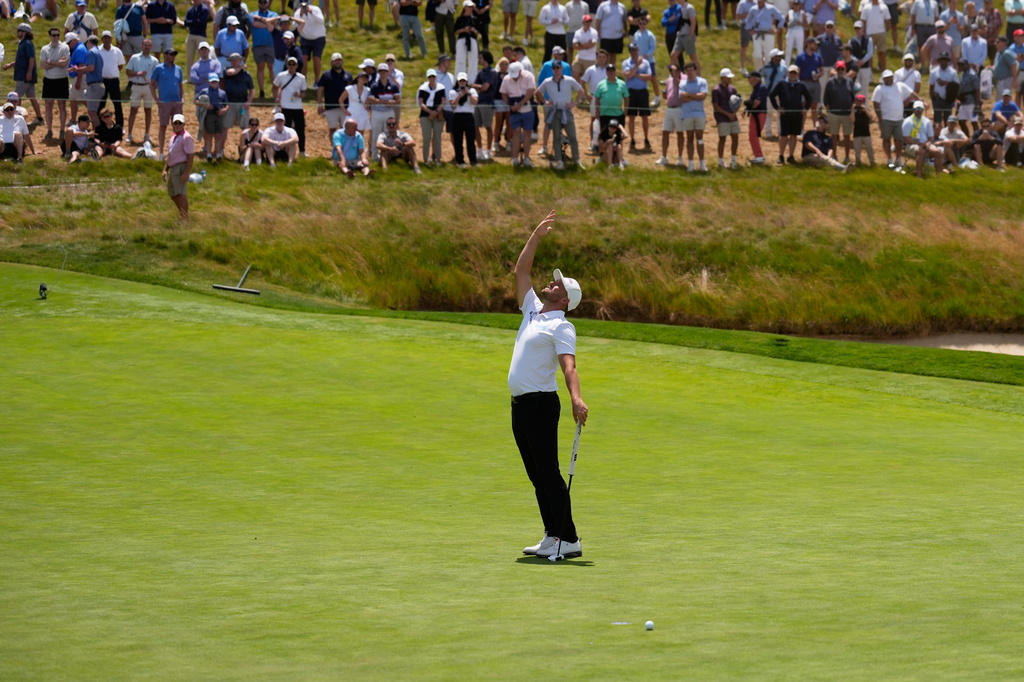 Wyndham Clark reacts after missing a putt on the 14th hole during the second round of the U.S. Open golf tournament at Shinnecock Hills Golf Club in Southampton, N.Y., Friday, June 19, 2026.(AP Photo/David J. Phillip)