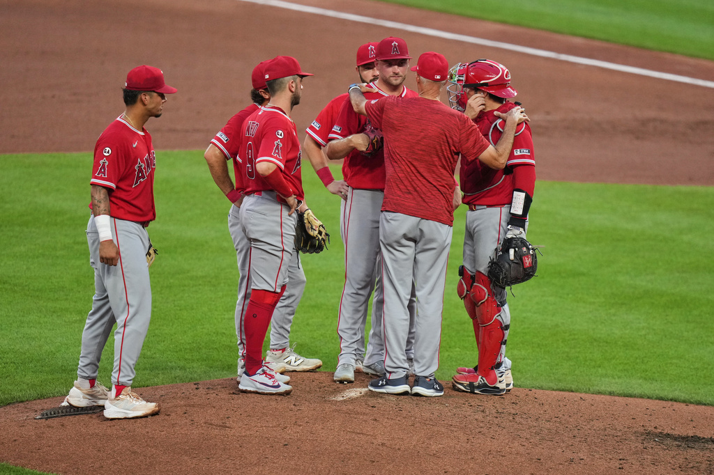 Los Angeles Angels starting pitcher Reid Detmers, third from right, talks with pitching coach Mike Maddux, second from right, during the fourth inning of a baseball game against the Baltimore Orioles, Wednesday, Aug. 5, 2026, in Baltimore. (AP Photo/Stephanie Scarbrough)