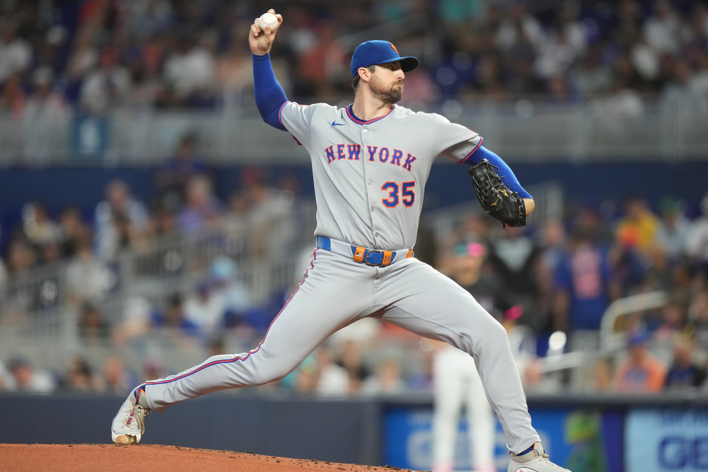 New York Mets starting pitcher Clay Holmes (35) throws during the first inning of a baseball game against the Miami Marlins, Saturday, Sept. 27, 2025, in Miami. (AP Photo/Lynne Sladky)