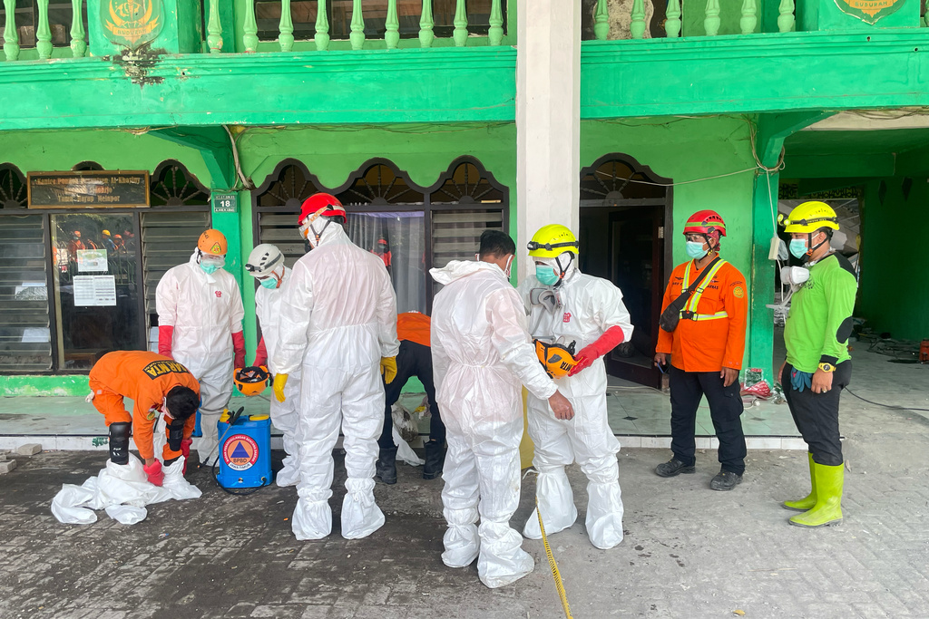 Rescuers don their protective suits during the search for victims of a collapsed building at an Islamic boarding school in Sidoarjo, East Java, Indonesia, Friday, Oct. 3, 2025. (AP Photo/Trisnadi)