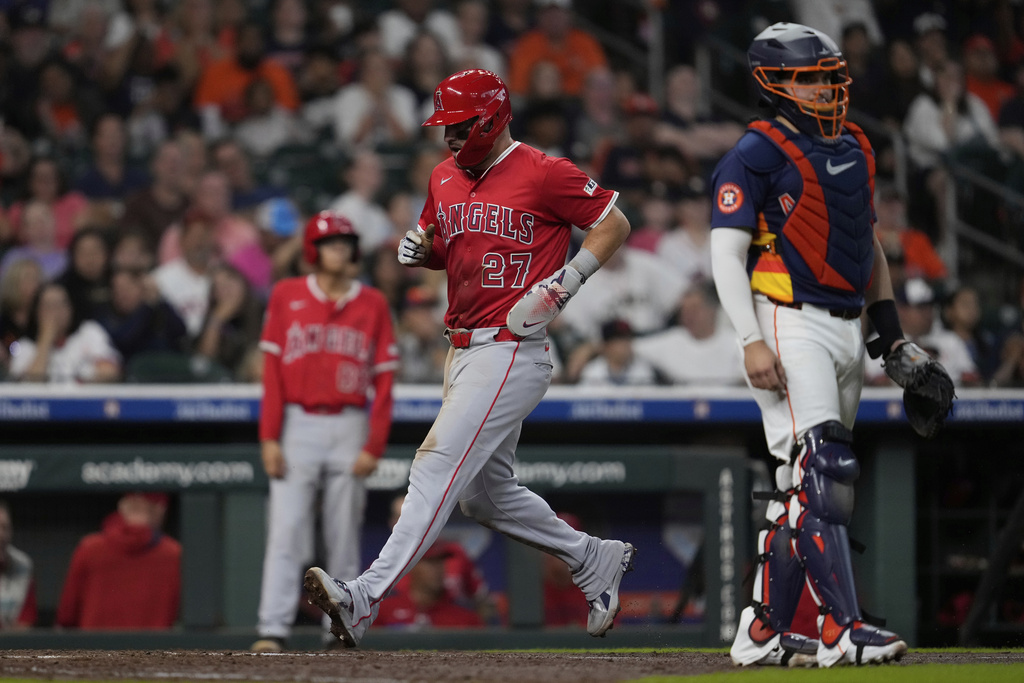 Los Angeles Angels designated hitter Mike Trout (27) scores off of a single hit by Luis Rengifo during the eighth inning of a baseball game against the Houston Astros in Houston, Sunday, Aug. 31, 2025. (AP Photo/Ashley Landis)